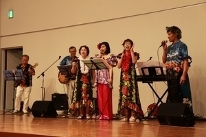 ハワイアンバンドによる演奏の写真