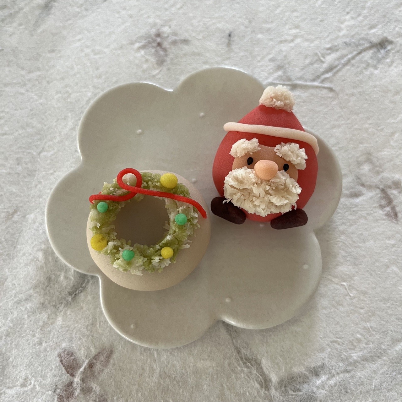 サンタクロースとクリスマスリースの練り切り サンタクロースとクリスマスリースの練り切り